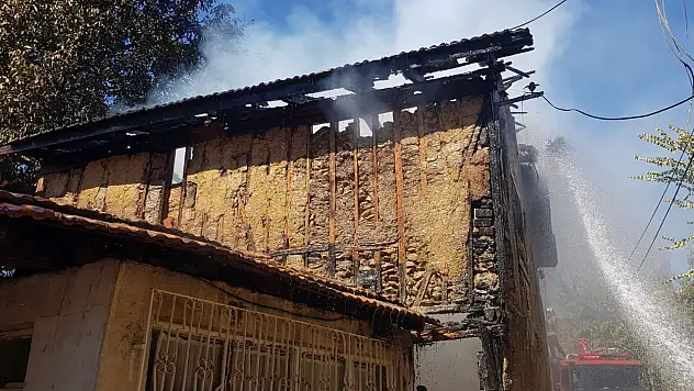 Karabük'teki yangında iki katlı ev kullanılamaz hale geldi