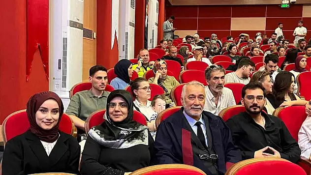 Karabük Üniversitesi'nde örnek başarı hikayesi: Baba ve kızı aynı gün diploma aldı
