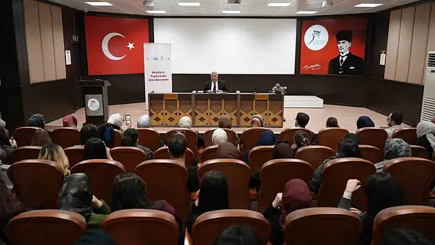 Karabük Üniversitesinde 'Modern Dünyada Aile' Konferansı Düzenlendi