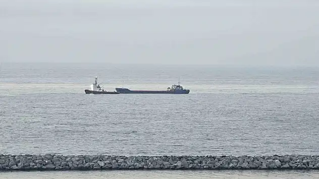 Karadeniz'de dron saldırılarında hasar alan bir gemi Zonguldak'a geldi
