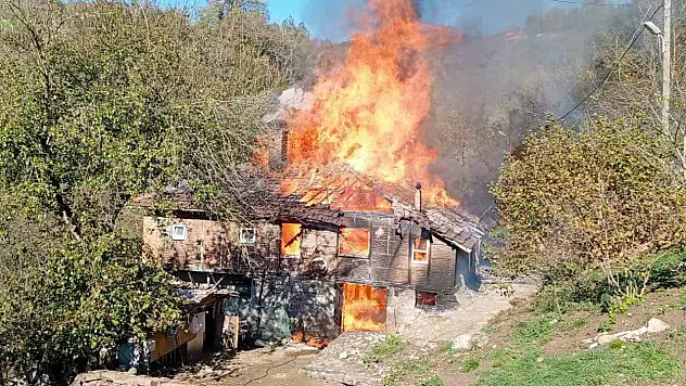 İki Katlı Ahşap Ev Tamamen Yandı