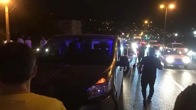 Park Halindeki Tırlara Çarpan Araç Hurdaya Döndü