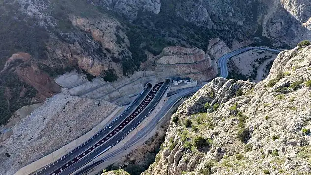 Karadeniz'i İç Anadolu'ya bağlayan Kırkdilim Tünelleri'nden 1 ayda 250 bin araç geçti