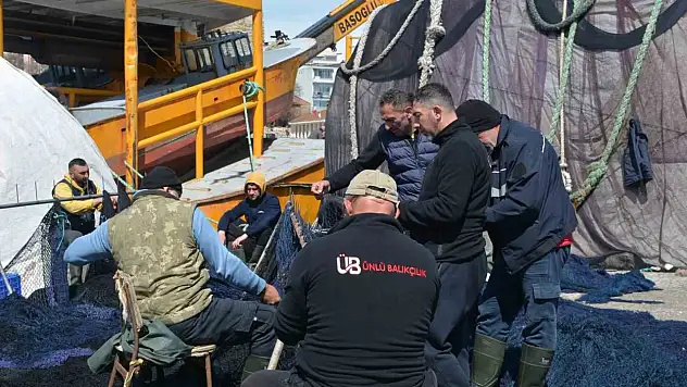 Karadenizli Balıkçılar Sezon Sonunda Ağlarını Onarıyor