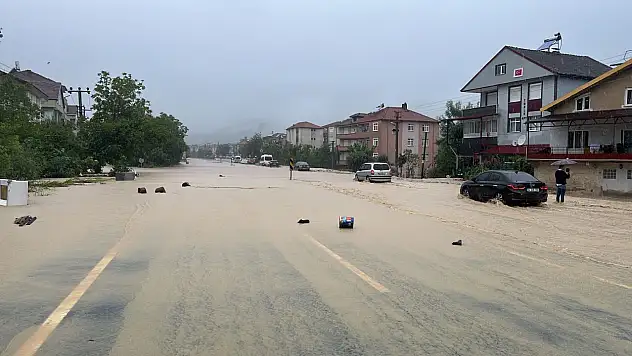 Karayolu sular altında kaldı
