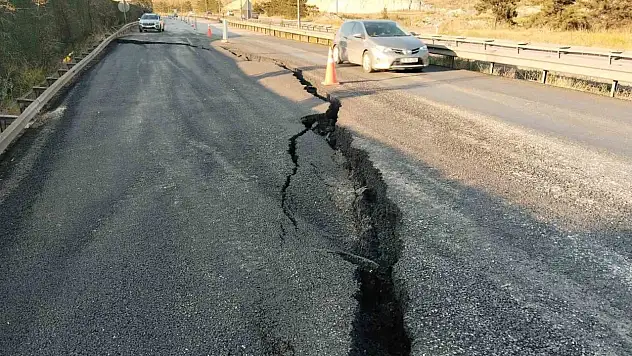 Karayolunda Çökmeler Meydana Geldi