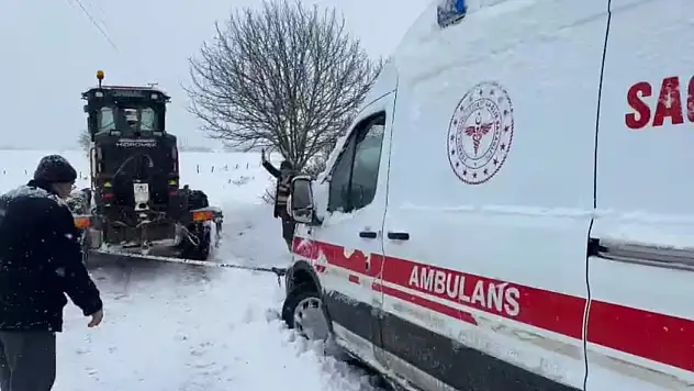 Mahsur Kalan Ambulans İş Makinesiyle Kurtarıldı