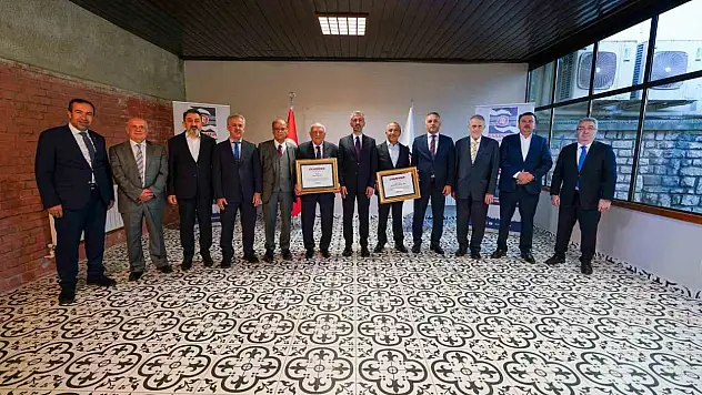 KARDEMİR'de onursal başkanlık ünvanları takdim edildi