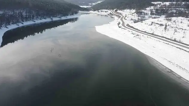 Karla Kaplı Göletin Bir Kısmı Dondu