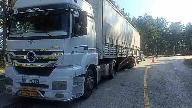 Karşı şeride savrulan dorse otomobile çarptı: 4 yaralı