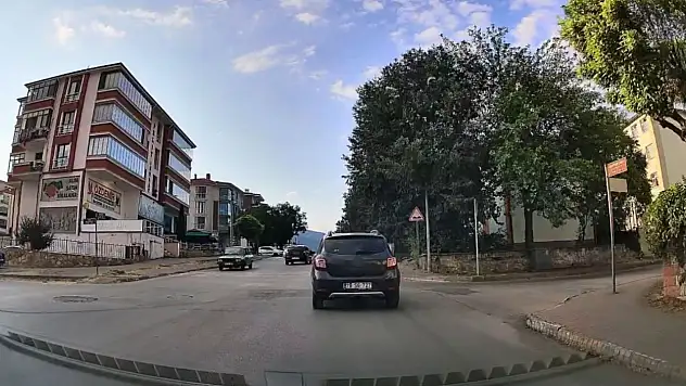Karşı yönden gelen araçlara rağmen sollama yapan sürücü kamerada