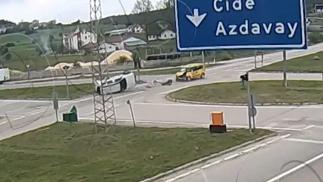 Karşıya geçmeyi beklerken, üzerinden araç geçti