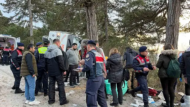 Kartalkaya Yolunda Freni Boşalan Minibüs Devrildi: 14 yaralı