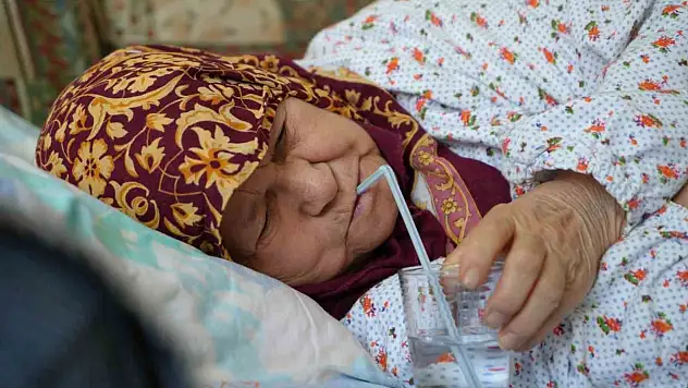 Kazada Beli Kırıldı: Pipetle Besleniyor