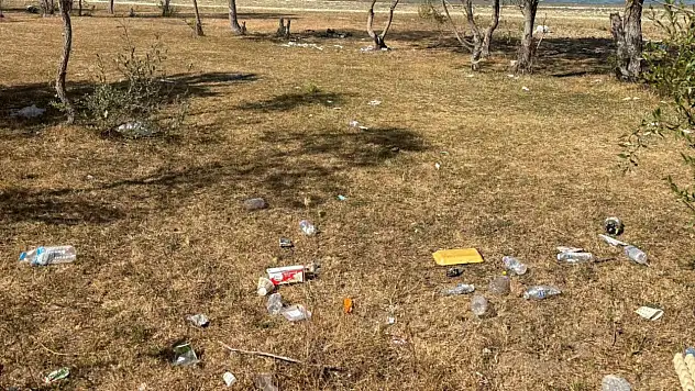 Kastamonu'da Balık Tutmaya Gelen Gençler Çöp Topladı