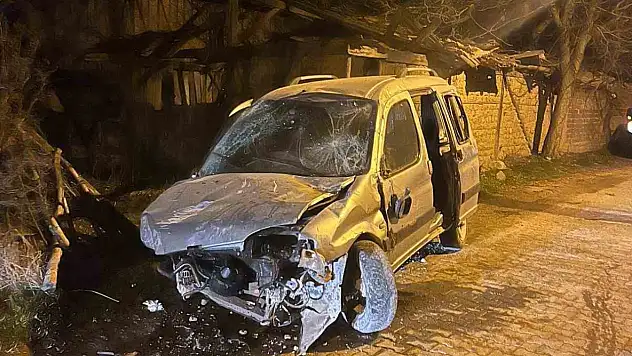 Kastamonu'da hafif ticari araç taşa çarptı: 1 yaralı
