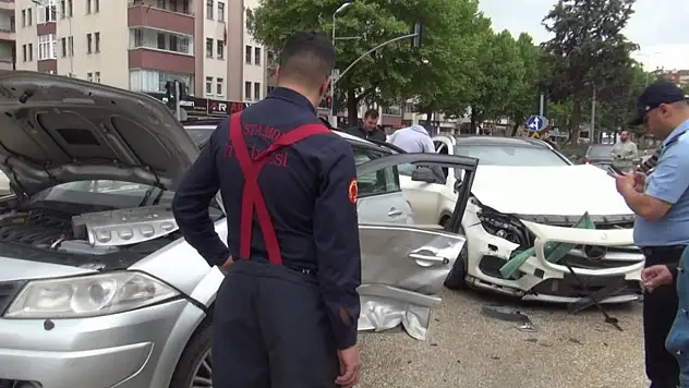 Kastamonu'da iki otomobil çarpıştı: 4 yaralı