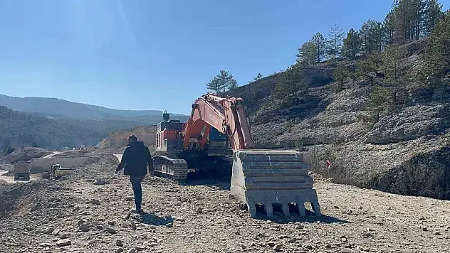 İş Makinesinin Yakıtı Ve Parçaları Çalındı