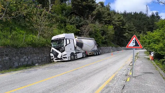 Kastamonu'da İstinat Duvarına Çarpan Tır Alev Aldı: 2 Yaralı