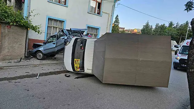 Kamyonet Otomobile Çarptı: 1 Yaralı
