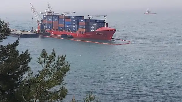 Kastamonu'da karaya oturan gemi yan yatmaya başladı