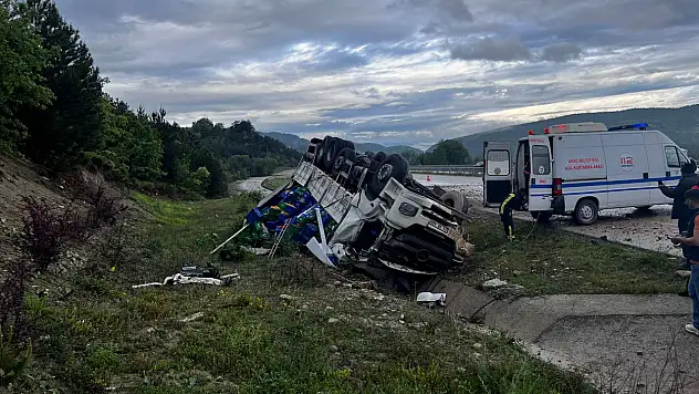 Kastamonu'da kaza: sebze yüklü kamyon devrildi
