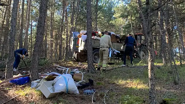 Kastamonu'da Ormanlık Alana Atılan Çöpler Temizlendi