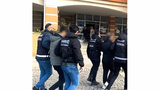 Kastamonu'da Uyuşturucuyla Yakalanan 2 Şüpheli Tutuklandı