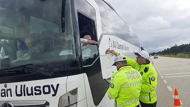 Kastamonu Emniyet trafikteki sürücülerle bayramlaştı