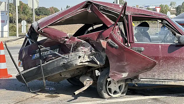 Kastamonu Plakalı Otomobil Ağır Hasar Aldı