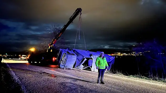 Kastamonu Taşköprü'de kamyonet tarlaya uçtu, 3 yaralı