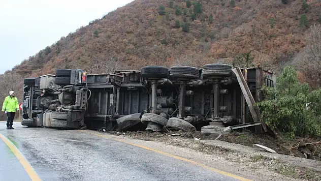 Kastamonu Tosya'da devrilen TIR'ın sürücüsü yaralandı