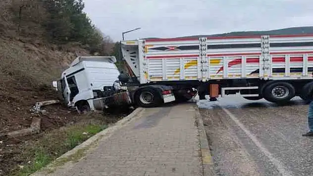 Kastamonu Tosya'da TIR kazası, bir yaralı