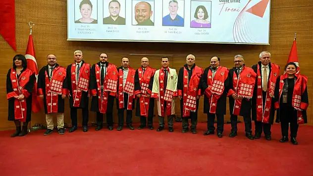 89 Akademisyen Cübbe Giydi