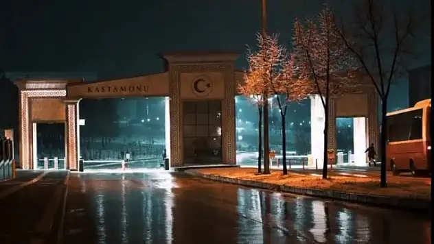 Kastamonu Üniversitesi'nde Eğitim, Şatafatlı Kapının Gölgesinde Kaldı
