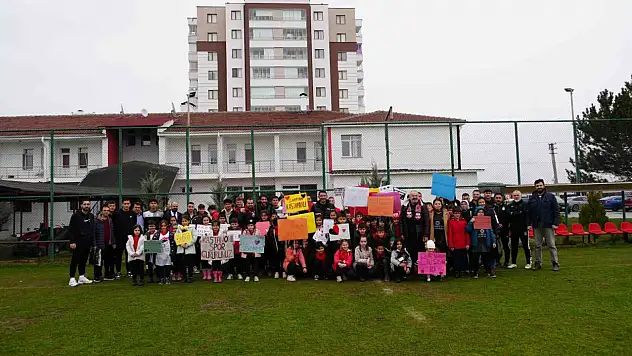 Minik Taraftarlardan Futbolculara Moral Ziyareti