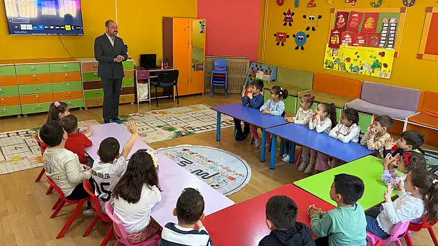 Kavaklıgil Miniklerle Buluştu