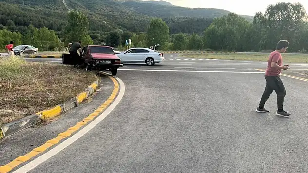 Kavşakta çarpıştılar: 1 yaralı