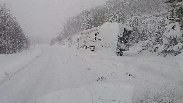 Kayan TIR yolu kapadı