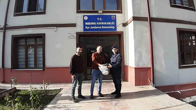 Kaybettiği Çantası Karlar Eriyince Bulundu