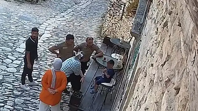Kayıp Aras'a anne şefkati: Polis gelene kadar başından ayrılmadı