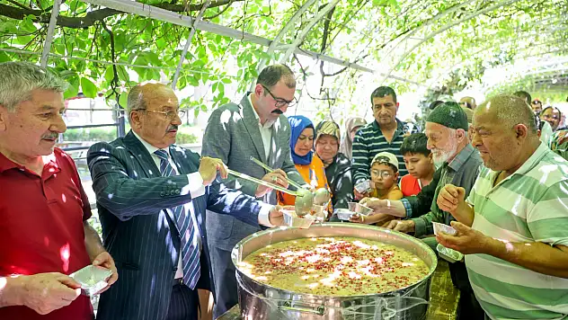 Kaymakam Demirdağ Ve Başkan Arslan Aşure İkramında Bulundu