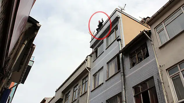 Kaymakam intihar etmek isteyen şahsı  çatıya çıkarak caydırdı