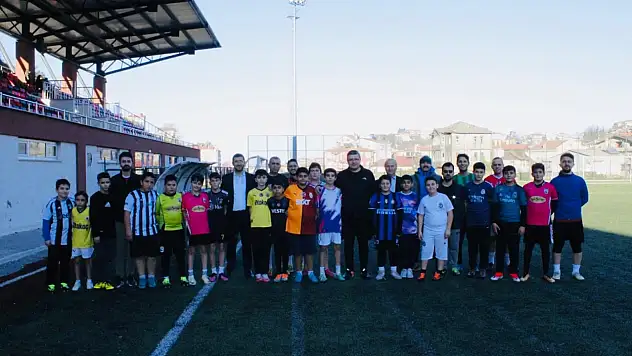 Kaymakam Necdet Uçar, Gençlerle Futbol Maçında Buluştu