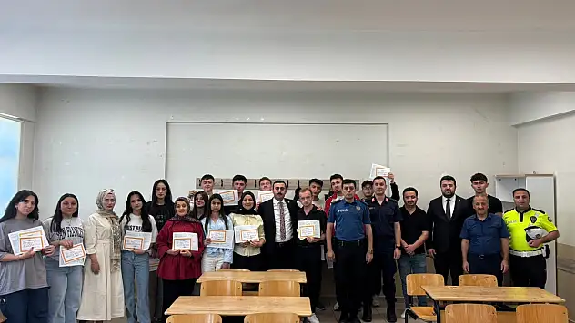 Kaymakam Şahin'den Karne Günü Okul Ziyareti