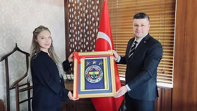 Kaymakam Uçar'a Fenerbahçe Temalı Tablo Hediye Edildi