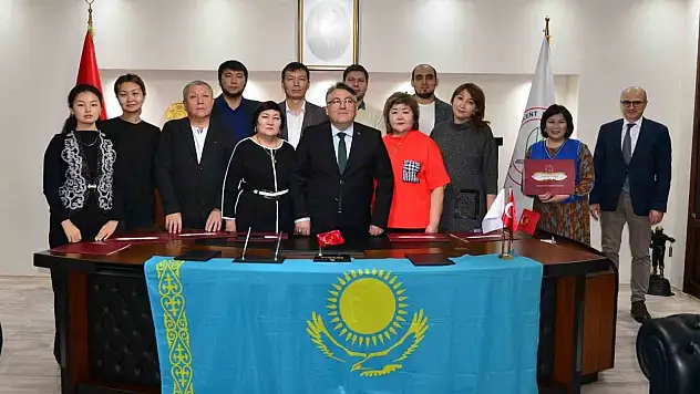 Kazak Hekimler'den Rektör Özölçer'e Ziyaret