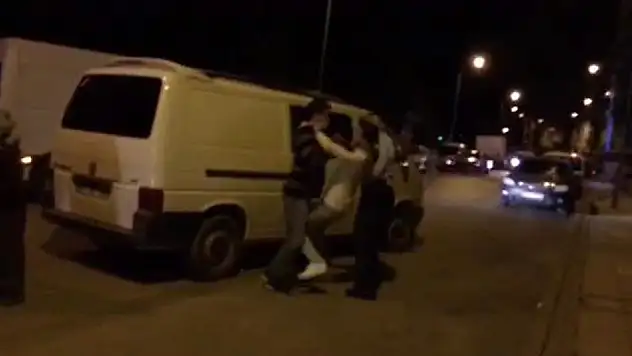 Kazaya karışan taraflar birbirlerine saldırdı