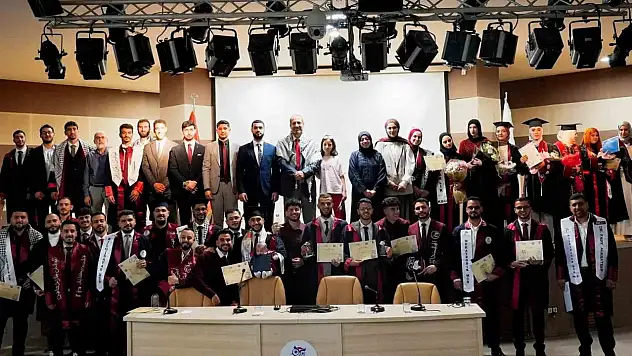 KBÜ'de Filistinli öğrenciler mezuniyet sevinci yaşadı