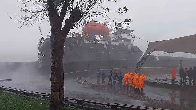 Zonguldak'ta Gemi Karaya Oturdu: Mürettebatları Kurtarmak İçin Amansız Mücadele!